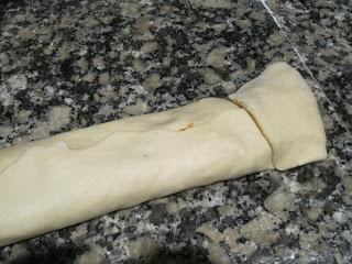 Rollo de pizza relleno de queso azul, tomate y manzana Rollo de pizza relleno de queso azul, tomate y manzana