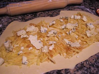 Rollo de pizza relleno de queso azul, tomate y manzana Rollo de pizza relleno de queso azul, tomate y manzana