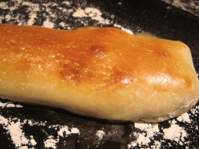 Rollo de pizza relleno de queso azul, tomate y manzana Rollo de pizza relleno de queso azul, tomate y manzana