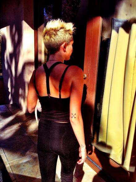 ¡Miley Cyrus estrena nuevo tatuaje!