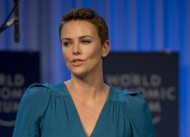 Comparan a Charlize Theron con Justin Bieber ¡Descubre por qué!