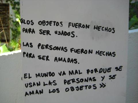 Hace un año (enero 2012) Objetos y personas, imagen por Felipe Pimentel González (vía Facebook)