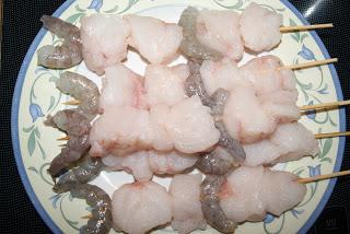 Brochetas de rape con langostinos Brochetas de rape con langostinos