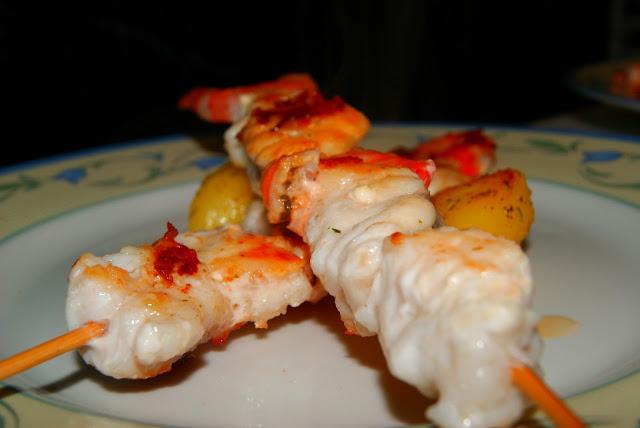 Brochetas de rape con langostinos Brochetas de rape con langostinos