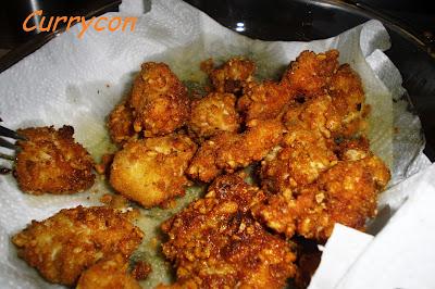 Brocheta de pollo rebozada en quicos con chutney de piña Brocheta de pollo rebozada en quicos con chutney de piña