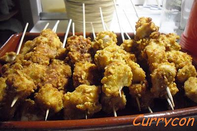 Brocheta de pollo rebozada en quicos con chutney de piña Brocheta de pollo rebozada en quicos con chutney de piña