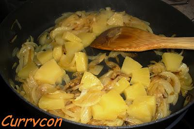 Brocheta de pollo rebozada en quicos con chutney de piña Brocheta de pollo rebozada en quicos con chutney de piña