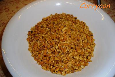 Brocheta de pollo rebozada en quicos con chutney de piña Brocheta de pollo rebozada en quicos con chutney de piña