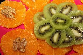 Naranjas y kiwi con licor de piña Naranjas y kiwi con licor de piña