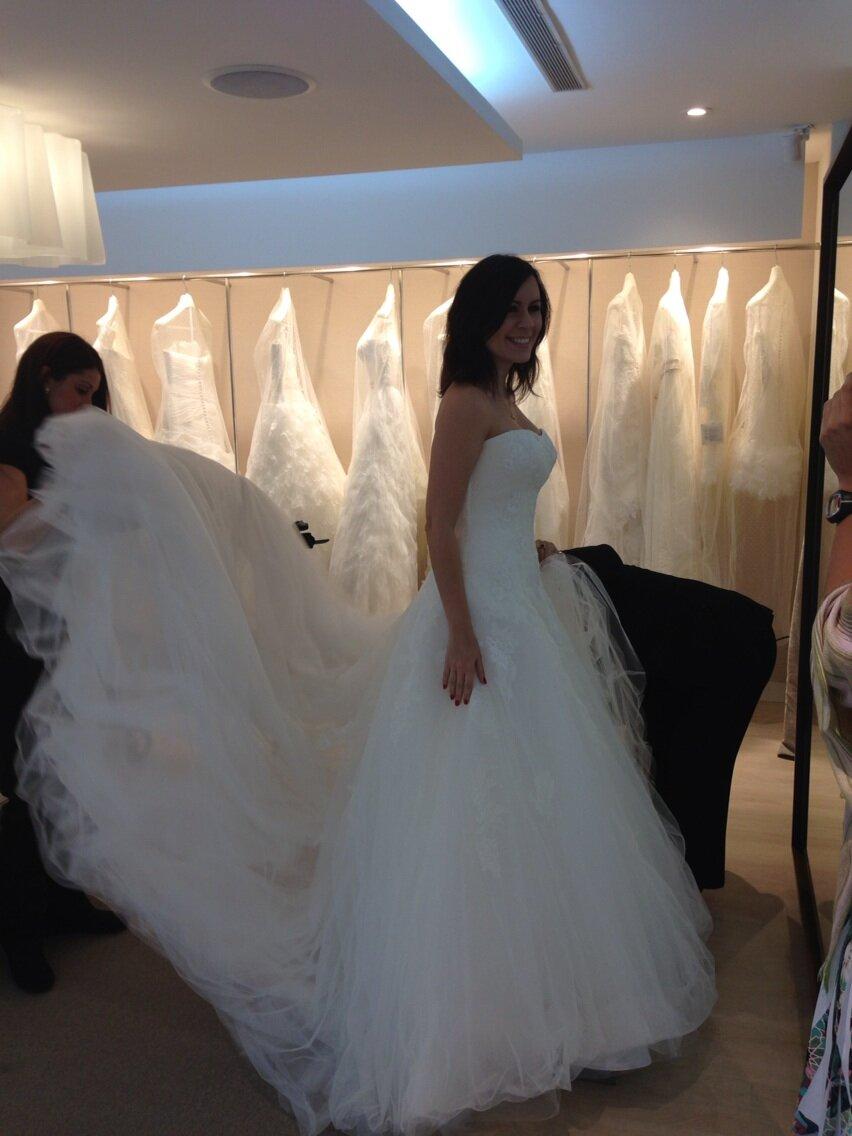 Carla Angola escogiendo el vestido de novia (Fotos)