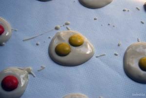 Cocinando con niños: Huevos fritos de chocolate blanco huevos chocolate blanco