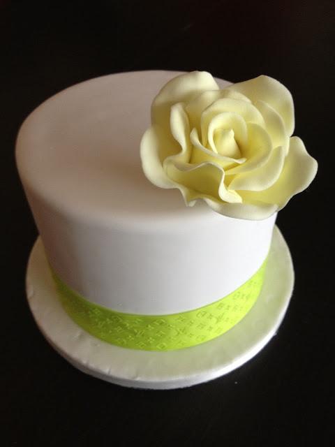 tarta de un solo piso decorada con una rosa Tartas de Boda: Todo lo que debes saber para escoger tu tarta ideal II