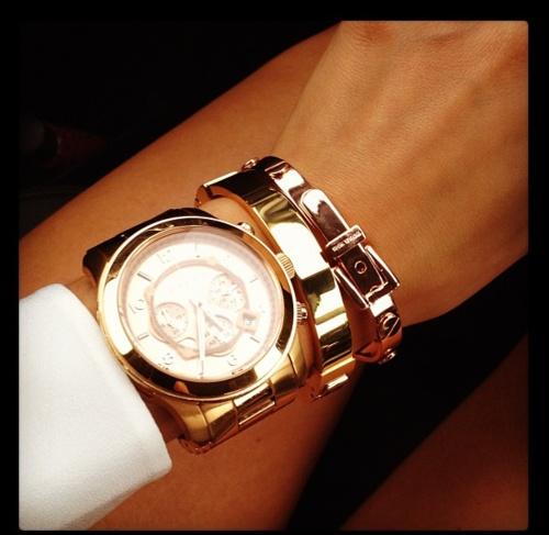 Un adorno en mi muñeca / An ornament on my wrist Un adorno en mi muñeca / An ornament on my wrist