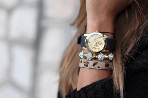 Un adorno en mi muñeca / An ornament on my wrist Un adorno en mi muñeca / An ornament on my wrist