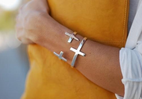 Un adorno en mi muñeca / An ornament on my wrist Un adorno en mi muñeca / An ornament on my wrist