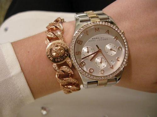 Un adorno en mi muñeca / An ornament on my wrist Un adorno en mi muñeca / An ornament on my wrist