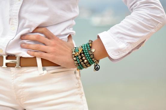 Un adorno en mi muñeca / An ornament on my wrist Un adorno en mi muñeca / An ornament on my wrist