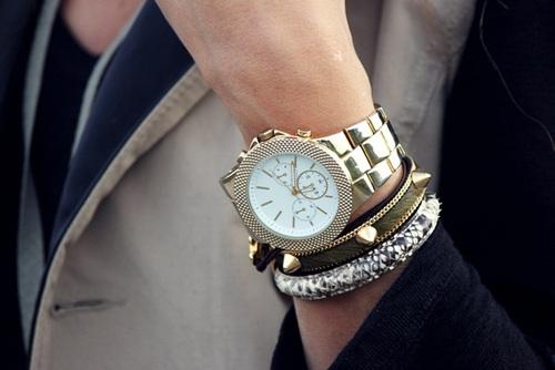 Un adorno en mi muñeca / An ornament on my wrist Un adorno en mi muñeca / An ornament on my wrist