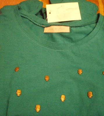 DIY: DE CAMISETA CUTRE A CAMISETA TRENDY DIY: DE CAMISETA CUTRE A CAMISETA TRENDY