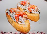 TOSTA DE GULAS CON GAMBAS AL AJILLO