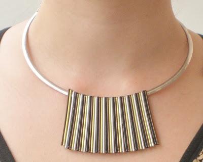 UN COLLAR HECHO CON HORQUILLAS collares con horquillas
