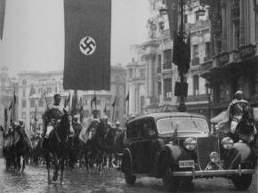 Imagen de la comitiva encargada de recoger el Embajador de Alemania en España en la Gran Vía de Madrid. Enero de 1943.