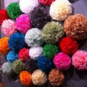 Nuevos kits para photocalls, temas para comuniones y nuestros posts preferidos una pared de pompones de papel