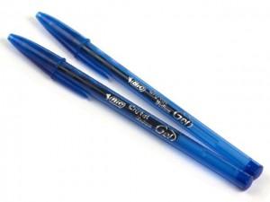 ¿Por qué… son más usados los bolígrafos de tinta azul que los de otro color? boligrafo azul