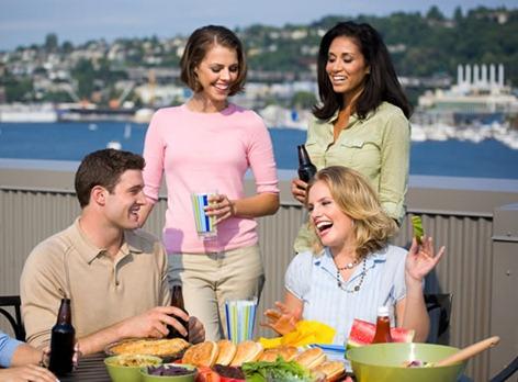 comer entre amigos friends-having-dinner-outside