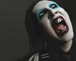 Marilyn Manson se desmayó en pleno concierto (VIDEO) Marilyn Manson se desmayó en pleno concierto (VIDEO)