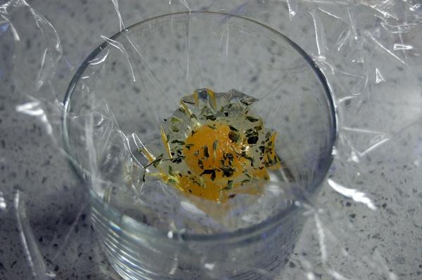 Calabacines rellenos de huevo de codorniz y cómo hacer facilmente huevos poché con papel film transparente Calabacines rellenos de huevo de codorniz y cómo hacer facilmente huevos poché con papel film transparente