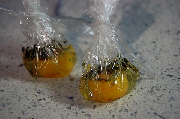 Calabacines rellenos de huevo de codorniz y cómo hacer facilmente huevos poché con papel film transparente Calabacines rellenos de huevo de codorniz y cómo hacer facilmente huevos poché con papel film transparente