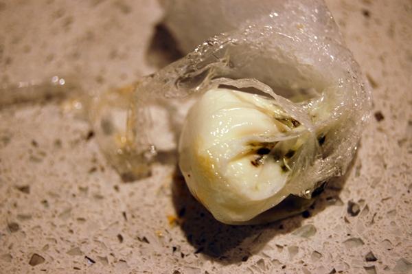 Calabacines rellenos de huevo de codorniz y cómo hacer facilmente huevos poché con papel film transparente Calabacines rellenos de huevo de codorniz y cómo hacer facilmente huevos poché con papel film transparente