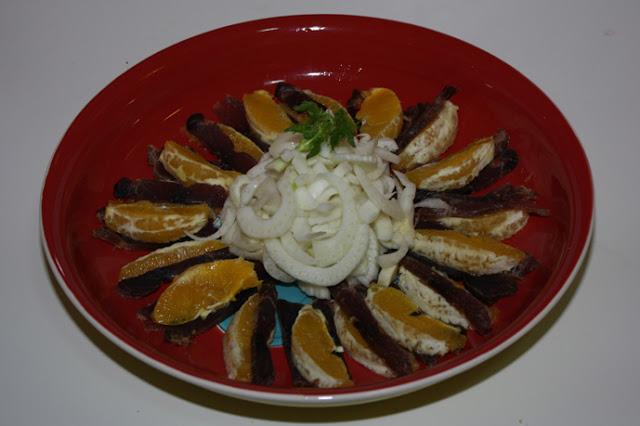 Ensalada de mojama de atún y naranjas con hinojo al aroma de limón y unos Papá Noeles comestibles