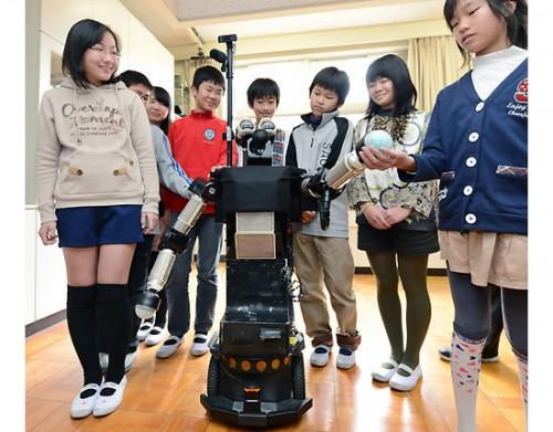 Robots y niños estudiando juntos Robovie