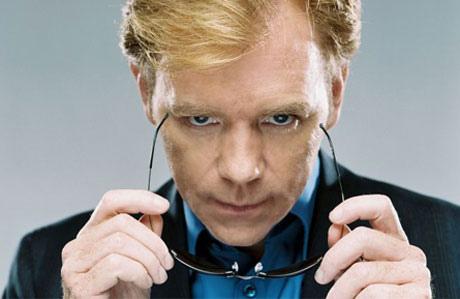 I think we’d… find our men… El tic nervioso de David Caruso en CSI Miami. david-caruso-horatio-cain