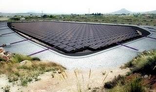 Un ingeniero agrónomo valenciano diseña una cubierta flotante fotovoltaica que evita la evaporación del agua
