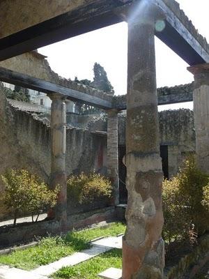 LOS SECRETOS QUE SE ESCONDEN TRAS LO PÚBLICO LOS SECRETOS QUE SE ESCONDEN TRAS LO PÚBLICO