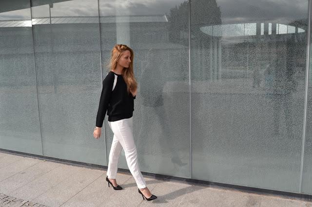 WHITE PANTSEstos pantalones fueron una de las compras que... WHITE PANTSEstos pantalones fueron una de las compras que...