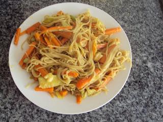 FIDEOS CHINOS CON VERDURAS Y GAMBAS FIDEOS CHINOS CON VERDURAS Y GAMBAS