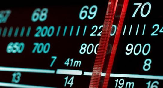 LA RADIO TIENE NOMBRE DE MUJER LA RADIO TIENE NOMBRE DE MUJER