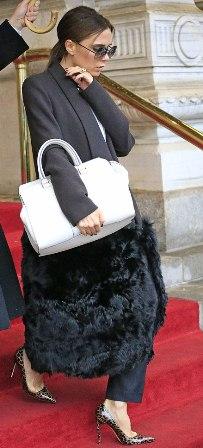 Victoria Beckham y sus modelos de pasarela llevan el bolso en la cadera