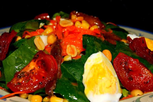 Ensalada de espinacas con tomates confitados y vinagreta de miel Ensalada de espinacas con tomates confitados y vinagreta de miel