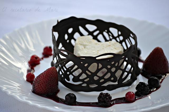 SEMIFRIO DE CHOCOLATE BLANCO CON CORAZÓN DE CEREZA Y COULIS DE FRUTOS ROJOS