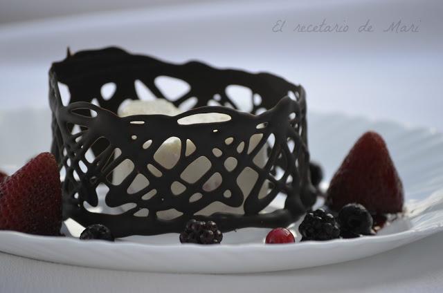 SEMIFRIO DE CHOCOLATE BLANCO CON CORAZÓN DE CEREZA Y COULIS DE FRUTOS ROJOS