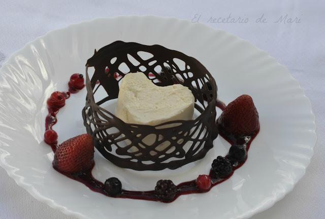 SEMIFRIO DE CHOCOLATE BLANCO CON CORAZÓN DE CEREZA Y COULIS DE FRUTOS ROJOS