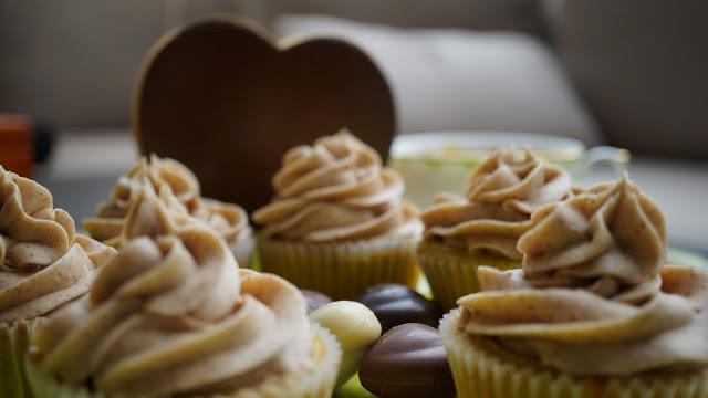Apple & Cinnamon cupcakes w/ Godiva´s chocolate hearts Cupcakes de manzana y canela para San Valentin