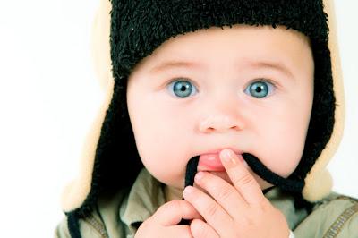 Mi pequeño explorador. El niño de un año. niño de 1 año con gorro