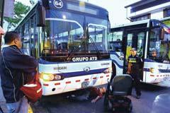 Discapacitado protesta bajo bus - Costa Rica NAC1-2-HOMBREPROTESTA-DEBAJO-DE-BUS-2013