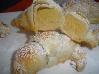 Mini croissants rellenos de almendra Mini croissants rellenos de almendra